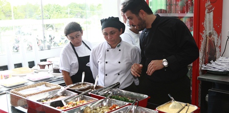 Chef corporativo do Grupo TSM Nestor Vera com o pessoal da cozinha do restaurante Veneza Gourmet da Universidade Ceuma