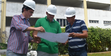 O arquiteto Neemias Muniz, o prefeito de camosu Thiago Perez e o chefe auxiliar de manutenção Luiz Durans