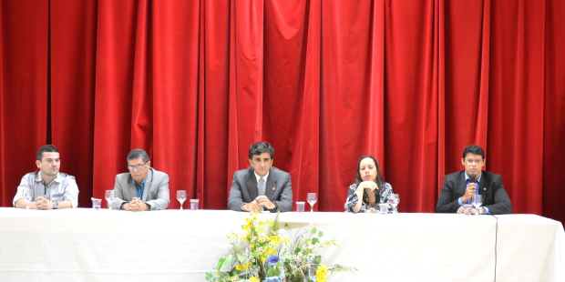 Composição de Mesa com a presença do coordenador adjunto do curso, Prof. David Cardoso; o presidente do CRO-MA, Prof. Marcos Pinheiro; o Reitor Saulo Martins; a coordenadora do curso Profa. Mariana Batista e o coordenador do CRO- Jovem, Sr. Marcelo Clvet