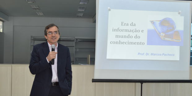 O Prof. Dr. Marcos Pacheco ministrou palestra aos presentes.