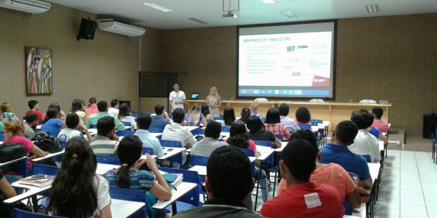A Profa. Donna Houghton, Gerente Regional das Américas e representante da Universdade Britânica DMU, ministrou uma palestra no campus Cohama.