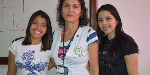 A aluna Sara Carvalho Melo, a Prof. Ana Lourdes Avelar e a aluna Jessica Braga participantes da pesquisa. pesquisa