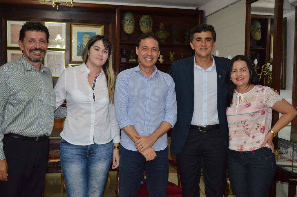 Profa. Cíntia Leite; prof. PhD Ricardo Daher; o visitante, Marco Túlio Rodrigues; o reitor, Saulo Martins e a profa. Adriana Marques.