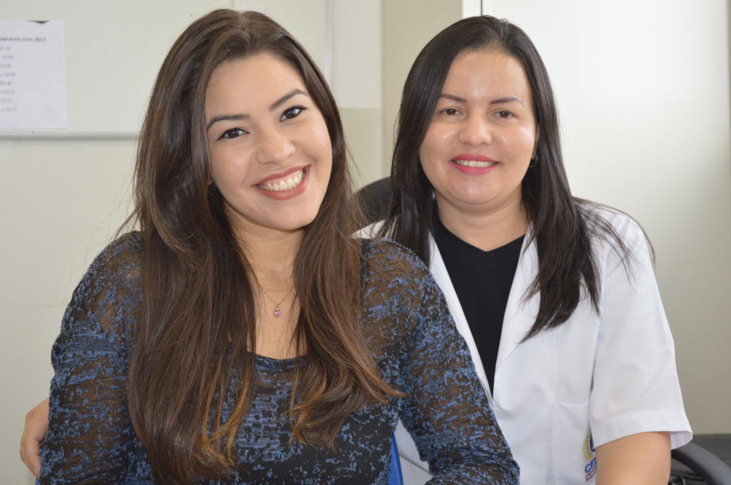 A egressa Amanda Beatriz Cunha dos Santos  e a prof. Adriana Marques, coordenadora do curso de Eng. Civil.